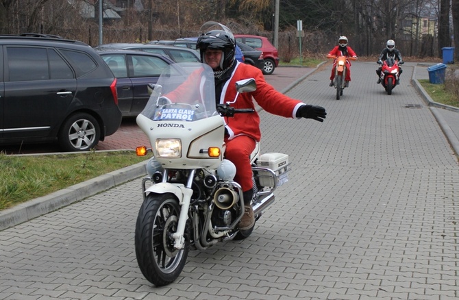 Motocykliści z prezentami dla Domu Dziecka