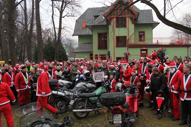 Motocykliści z prezentami dla Domu Dziecka