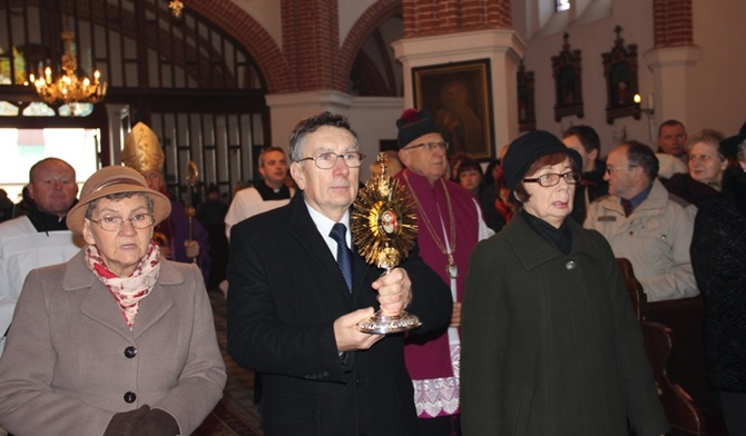 W niedzielę 2 grudnia do kościoła w Strzelcach uroczyście wniesiono relikwie bł. ks. Jerzego Popiełuszki