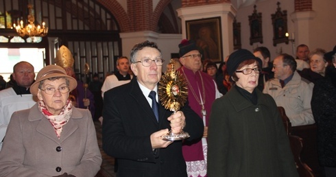 W niedzielę 2 grudnia do kościoła w Strzelcach uroczyście wniesiono relikwie bł. ks. Jerzego Popiełuszki
