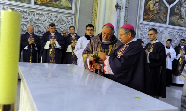 Poświęcenie ołtarza dokonuje się przez jego namaszczenie