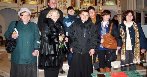 Zelatorka Lidia Wajdzik (druga z lewej) z grupą członków ADŚ z Rycerki Górnej