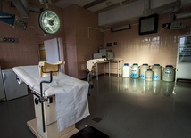  Laboratorium Wspomaganego Rozrodu. Na sali zabiegowej pod ścianą stoją dewary z ciekłym azotem. W jednych zamrożone plemniki i komórki jajowe, w drugich zawieszone w czasoprzestrzeni ludzkie istoty. Tędy co chwila ktoś przechodzi.  Jakby nigdy nic...