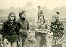  Dzieciństwo Grażyny Stankiewicz (druga z prawej) zostało brutalnie przerwane podczas stanu wojennego. Mimo ogromnej traumy, której doświadczyła w więzieniu, postanowiła normalnie żyć 