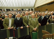  Kapelan leśników diecezji świdnickiej ks. Tomasz Zając (z lewej) wraz z delegacją w Auli Pawła VI