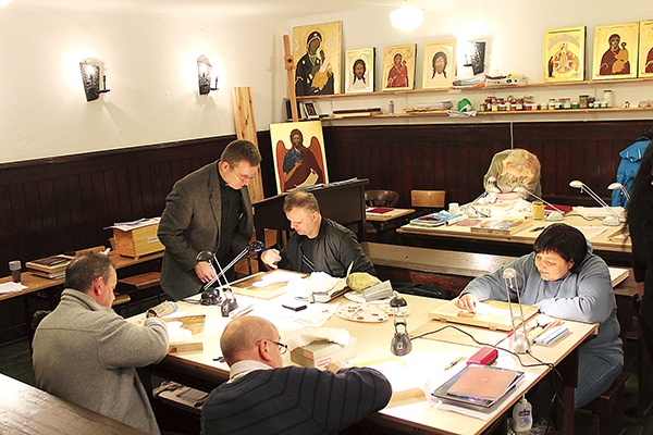 Ks. Dariusz Klejnowski-Różycki prowadzi zajęcia w Śląskiej Szkole Ikonograficznej w Zabrzu