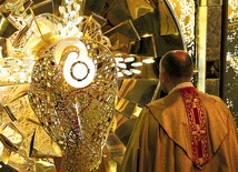  W centralnym punkcie ołtarza znajduje się miejsce na Najświętszy Sakrament