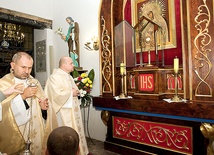 Codzienne modlitwy przed Najświętszym Sakramentem zainaugurował ks. Andrzej Duda CR (pierwszy z lewej)