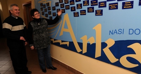 Arkę tworzą najpierw prezesi, Ewa Kamińska i ks. Andrzej Tuszyński, ale też i grono przyjaciół i dobroczyńców