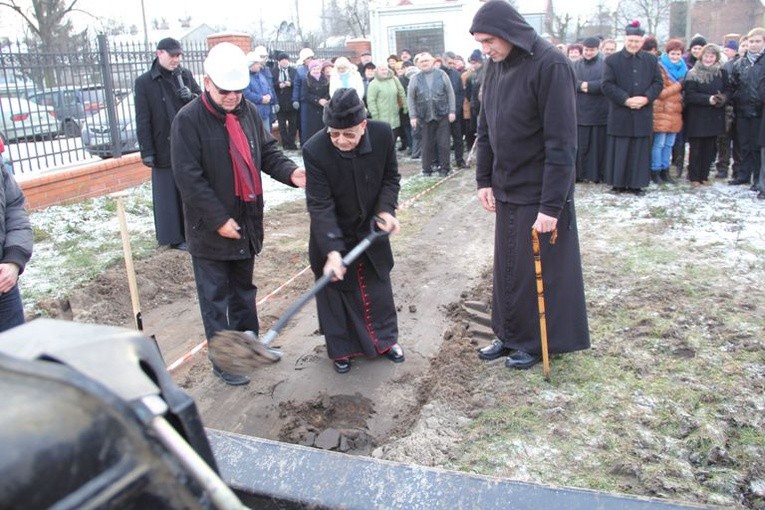 Rozpoczęcie budowy ośrodka Caritas i kościoła w Kutnie