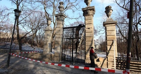 Brama podczas prac montażowych
