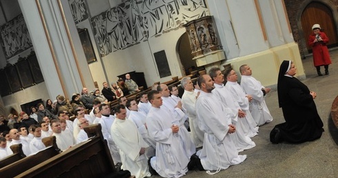 Będą zanosić Jezusa chorym