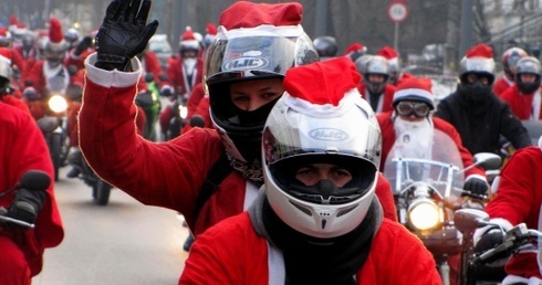 Motomikołaje jechali powoli. Machali do przechodniów, a część z nich rozdawała dzieciom cukierki 