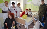 Młodzież z technikum w Nowym Mieście, wcielając się w rolę św. Mikołaja, odwiedziła dzieci przebywające w szpitalu