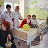 Młodzież z technikum w Nowym Mieście, wcielając się w rolę św. Mikołaja, odwiedziła dzieci przebywające w szpitalu