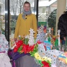 Katarzyna Szewczyk wraz z podopiecznymi Katarzyną Szczepańską i Łukaszem Kasyną zachęca do zakupu świątecznych ozdób