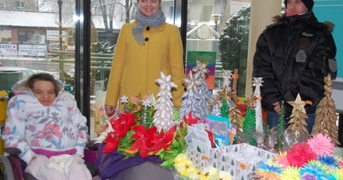 Katarzyna Szewczyk wraz z podopiecznymi Katarzyną Szczepańską i Łukaszem Kasyną zachęca do zakupu świątecznych ozdób