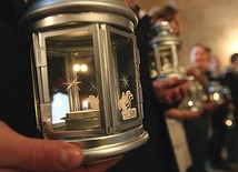 Światło z Betlejem dzięki harcerzom przed świętami trafi do instytucji i parafii w całej archidiecezji