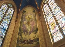 Katowice-Bogucice, 6 grudnia. Zwieńczeniem scen maryjnych jest fresk ze zmartwychwstałym Jezusem, który znajduje się za głównym ołtarzem