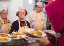  3.12.2012 Niemcy. Berlin. Wolontariusze wydają ciepłe posiłki w ośrodku  dla ubogich Caritas