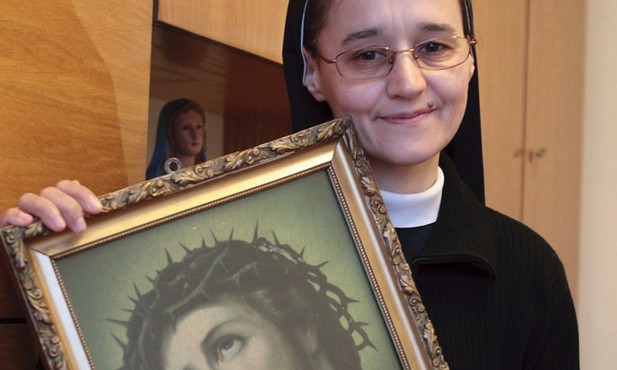 S. Halina Madej od 23 lat modli się w Misyjnym Zgromadzeniu Służebnic Ducha Świętego. Od 10 lat pracuje na Ukrainie. Przedtem mieszkała w Holandii i Niemczech. Pochodzi z Chorzowa