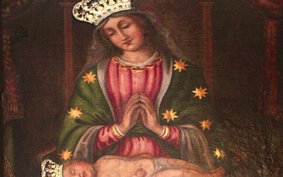 Pierwotnie w grocie Matki Bożej Skalnej w Castel Sant’Elia znajdował się fresk z wizerunkiem Madonny i Dzieciątka. Pochodzący z X lub XI w., namalowany był na skale tufowej, stąd nazwa sanktuarium. Spływająca z góry woda, drążąca grotę, zniszczyła jednak malunek i prawdopodobnie w XVI w. nieznany malarz przeniósł wizerunek Maryi na płótno.  Ikona Matki Bożej Skalnej przedstawia Madonnę siedzącą, odzianą w szeroki płaszcz i adorującą nowo narodzone Dzieciątko. Takie przedstawienie Matki i Syna jest rzadk...