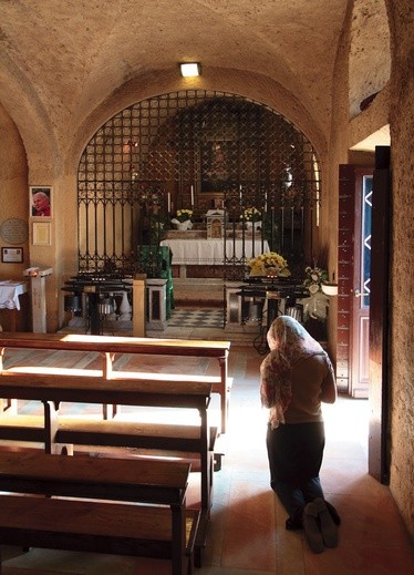 Kaplica z cudownym obrazem mieści się w prastarej, tufowej grocie