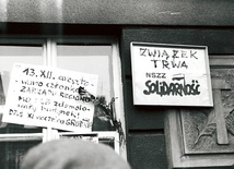  Na jednym z okien kamienicy przy ulicy Królewskiej w grudniu 1981 roku umieszczono informację o aresztowaniu działaczy „Solidarności”