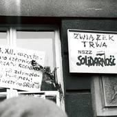  Na jednym z okien kamienicy przy ulicy Królewskiej w grudniu 1981 roku umieszczono informację o aresztowaniu działaczy „Solidarności”