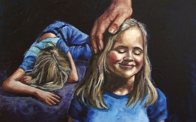  „Wybaczam ci”. Obraz przedstawia dziewczynkę w dwóch stanach emocjonalnych. Leżącą na ziemi, przygniecioną cierpieniem, i uśmiechającą się  w towarzystwie Jezusa,  który trzyma dłoń na jej głowie  i błogosławi