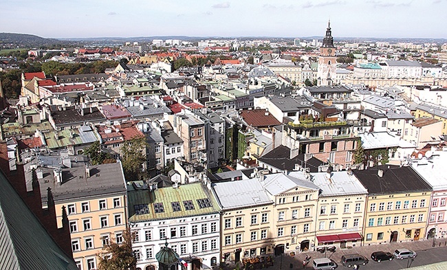 Dla pracujących na zabytkowych dachach Krakowa dekarzy takie widoki to niemal codzienność