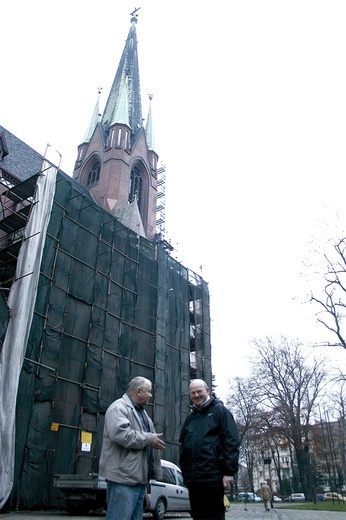 Ks. Bernard Plucik (z prawej) każdego dnia melduje się na placu budowy. Remont lewej bocznej nawy jest już bliski ukończenia. Prace jednak będą musiały być wykonane także na pozostałych ścianach