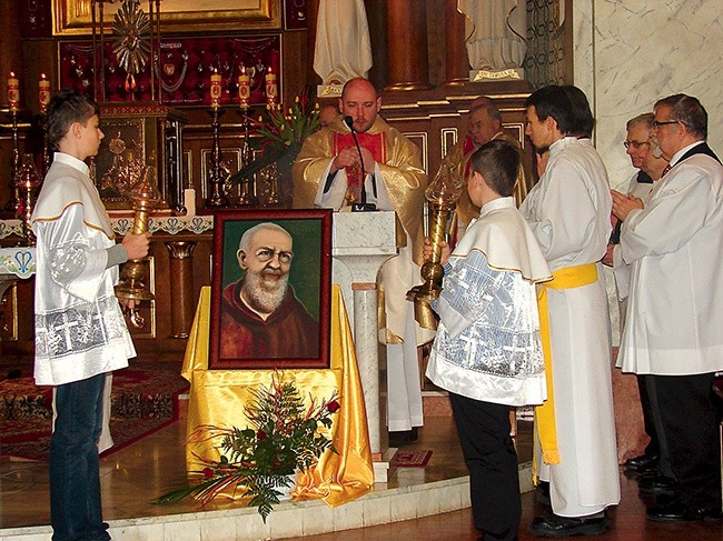  O. Tomasz Duszyc zapoznał zebranych z nowym regulaminem grupy