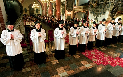  Legnica, 8 grudnia. Przyjęcie sutanny jest bardzo ważnym etapem formacji seminaryjnej,  a dla rodzin tych alumnów momentem bardzo wzruszającym