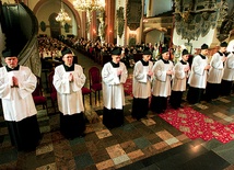  Legnica, 8 grudnia. Przyjęcie sutanny jest bardzo ważnym etapem formacji seminaryjnej,  a dla rodzin tych alumnów momentem bardzo wzruszającym