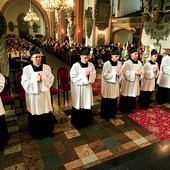  Legnica, 8 grudnia. Przyjęcie sutanny jest bardzo ważnym etapem formacji seminaryjnej,  a dla rodzin tych alumnów momentem bardzo wzruszającym