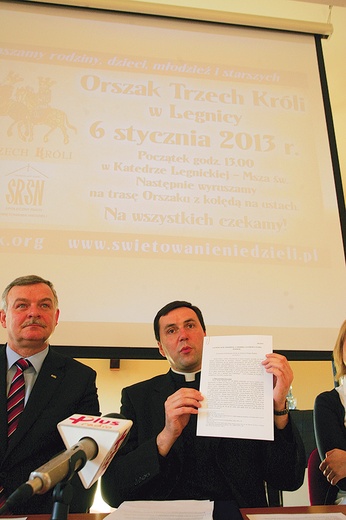  Ks. Bogusław Wolański prezentuje ogólnopolski list na święto Świętej Rodziny, w którym będzie wątek poświęcony świętowaniu niedzieli