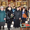  Apostołowie z Rycerki Górnej z diecezjalną zelatorką Lidią Wajdzik (druga z lewej) w sanktuarium św. Mikołaja