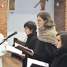  S. Natalia Frączek, s. Monika Skowron, s. Malwina Iwanicka składają śluby w kościele pw. św. Wojciecha w Koszalinie