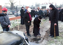  W rozpoczęciu budowy nowego kościoła w Kutnie wziął udział  bp senior Alojzy Orszulik
