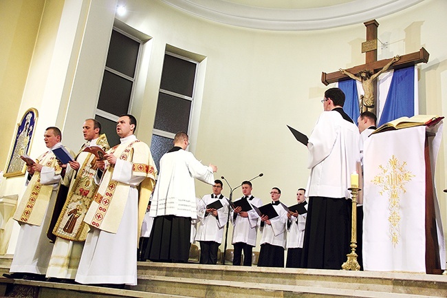  Schola Wyższego Seminarium Duchownego  w Łowiczu podczas śpiewania akatystu
