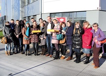 Młodzież z Baranowicz  wraz z opiekunami i właścicielem  piekarni Marel w Łowiczu