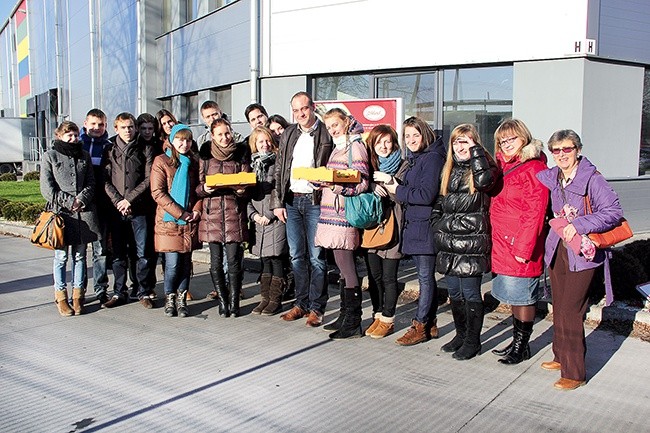 Młodzież z Baranowicz  wraz z opiekunami i właścicielem  piekarni Marel w Łowiczu
