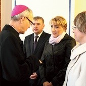  Bp Piotr Libera w rozmowie z przedstawicielami Ruchu Rodzin Nazaretańskich. Do dialogu o Kościele i kondycji wiary biskup chce zaprosić wielu świeckich zaangażowanych w diecezji 