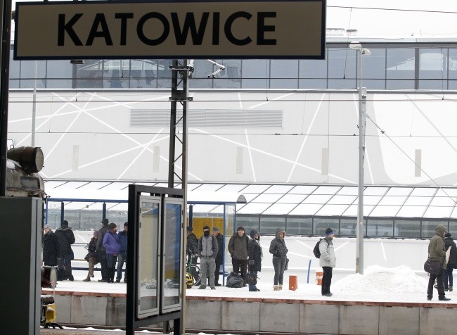 Śląskie: Kolejny dzień utrudnień na kolei