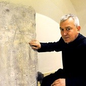  Ta płyta dla nas i dla archeologów jest zagadką. Być może to pamiątka grobu krzyżowca, który walczył w Palestynie i potem został pochowany w Radomiu – mówi ks. Andrzej Tuszyński