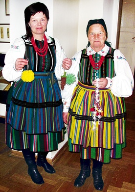 Marianna Rzepka (z prawej) i jej córka Gabriela  zajęcia etnograficzne prowadzą ubrane w opoczyńskie stroje ludowe