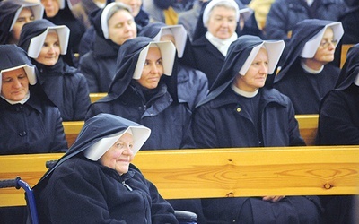  S. Bogusława (na pierwszym planie) jest dziś najstarszą zakonnicą w zgromadzeniu. Przez wiele lat była zakrystianką  w kościele pw. Matki Bożej Miłosierdzia