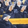  S. Bogusława (na pierwszym planie) jest dziś najstarszą zakonnicą w zgromadzeniu. Przez wiele lat była zakrystianką  w kościele pw. Matki Bożej Miłosierdzia