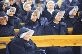  S. Bogusława (na pierwszym planie) jest dziś najstarszą zakonnicą w zgromadzeniu. Przez wiele lat była zakrystianką  w kościele pw. Matki Bożej Miłosierdzia